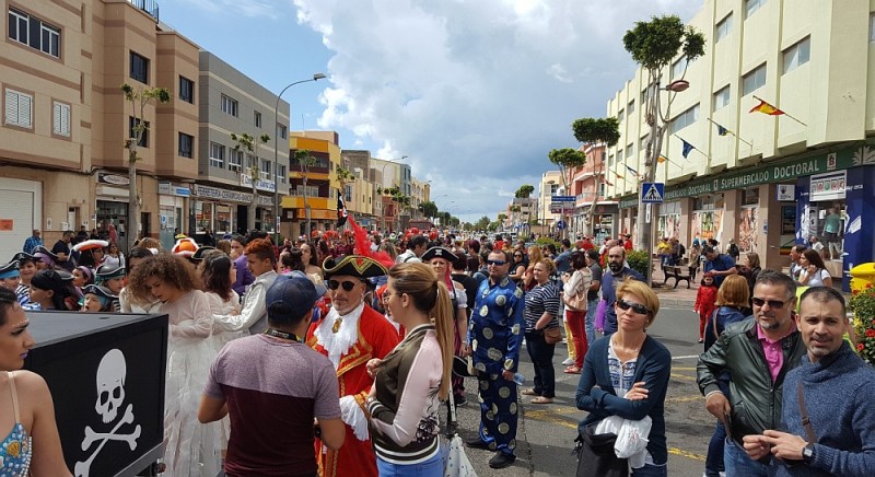 La Gala Drag, con 12 aspirantes, y la Cabalgata, con 30 carrozas, ponen el broche al Carnaval Pirata