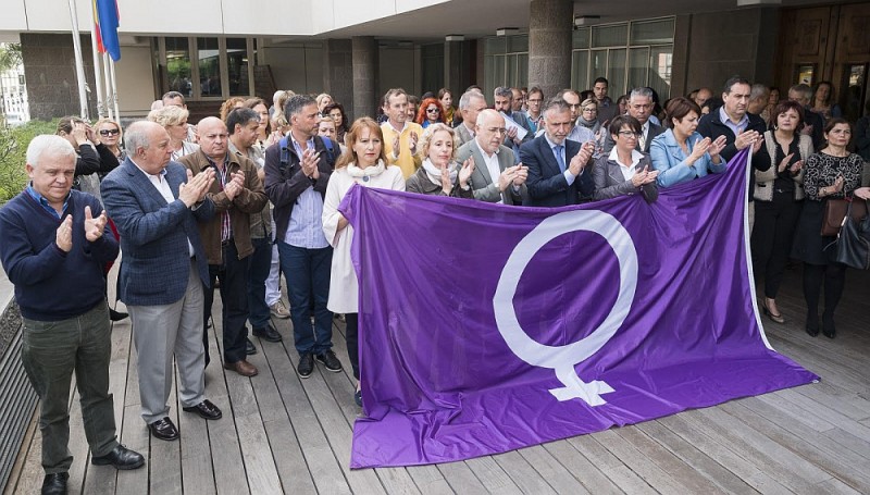 El Cabildo guarda un minuto de silencio contra el terrorismo machista 