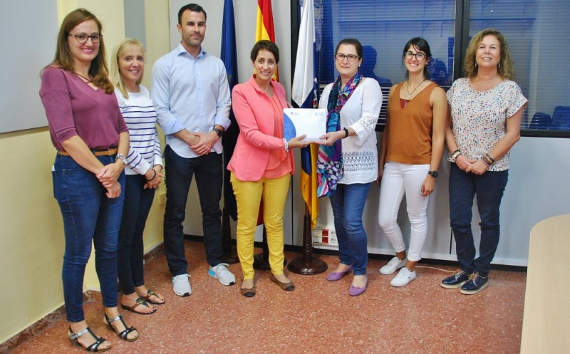 Mog�n dona los 900 euros a la Comunidad de Hermanas Oblatas