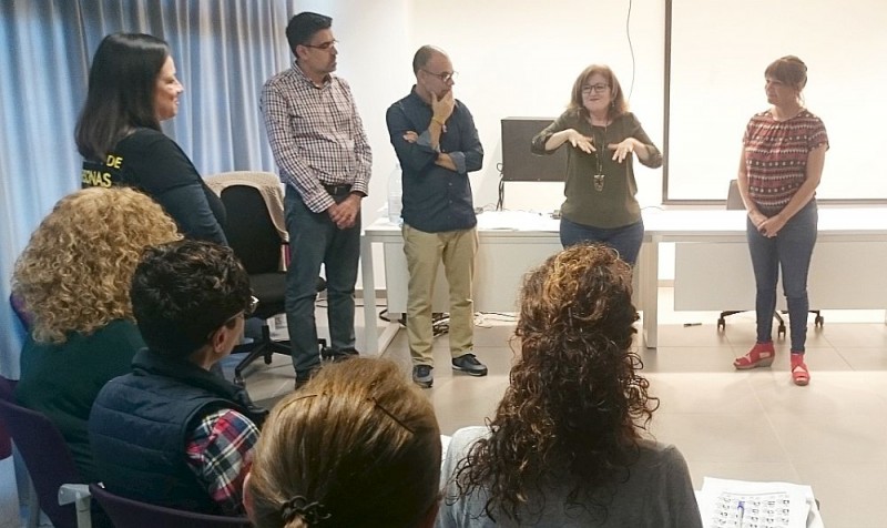 Personal de la OAC se forma en el lenguaje de signos 