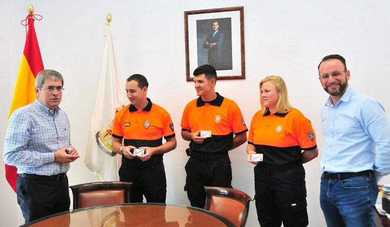 Voluntarios de Protecci�n Civil de Tirajana recibe el carn� oficial 