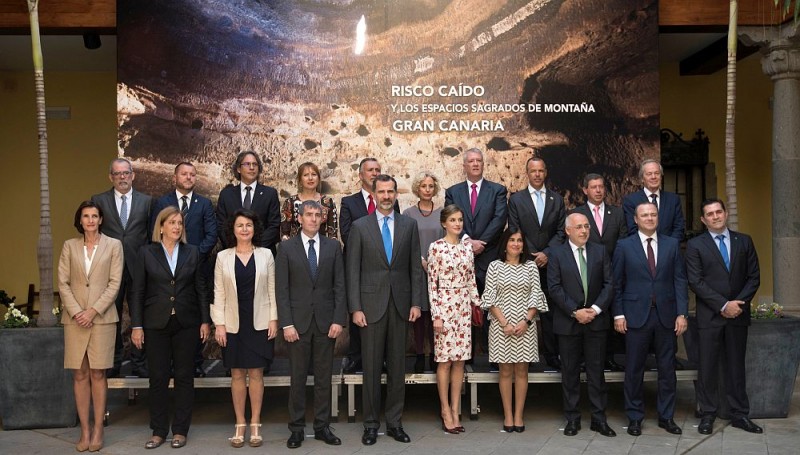 Los Reyes de Espa�a se interesan en Gran Canaria por el espectacular Risco Ca�do