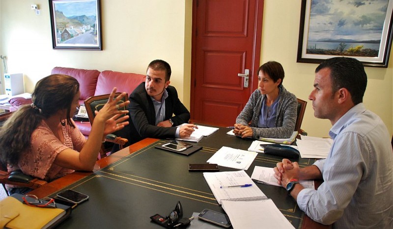 Gobierno y Ayuntamiento de Mog�n estudian l�neas de actuaci�n para la juventud