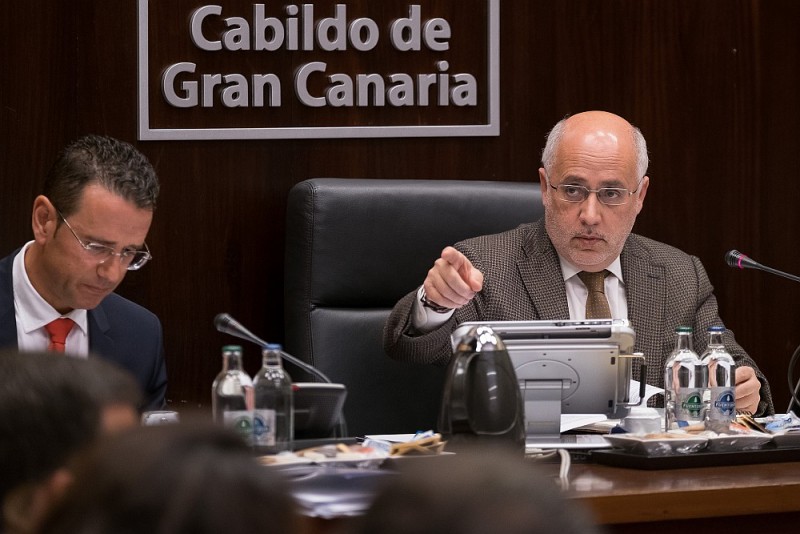 El Cabildo aprueba pedir al Estado que los Ayuntamientos puedan invertir el super�vit 