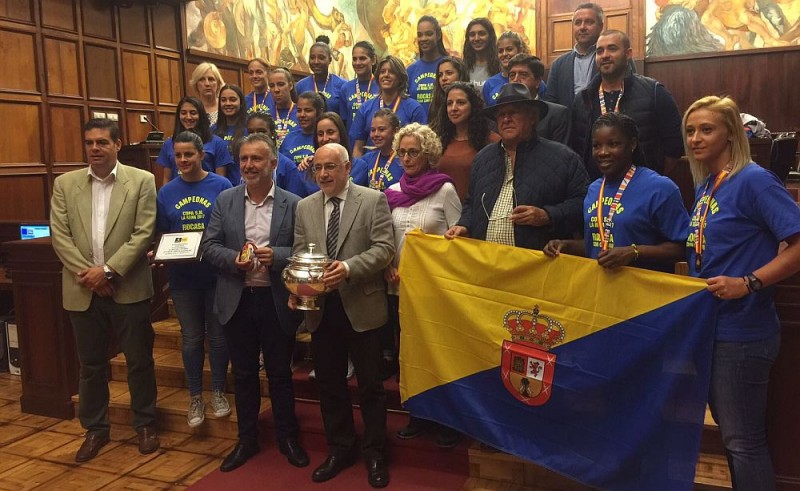 El Cabildo agasaja a las jugadoras del Rocasa, campeonas de la Copa de la Reina 