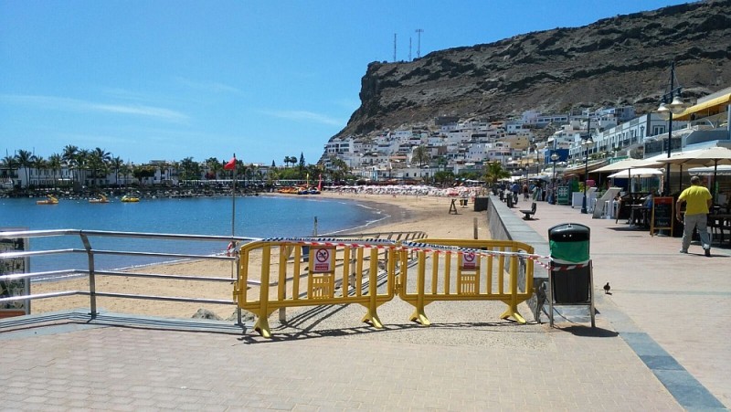 El Ayuntamiento proh�be el ba�o en Playa Mog�n 