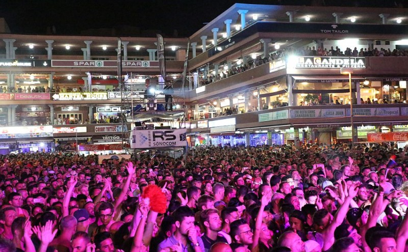 La cantante rumana Inna pone el broche de oro a la Gala Internacional del GayPride