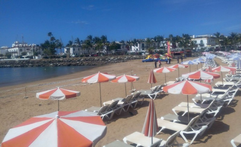 Contin�a prohibido el ba�o en Playa de Mog�n por precauci�n