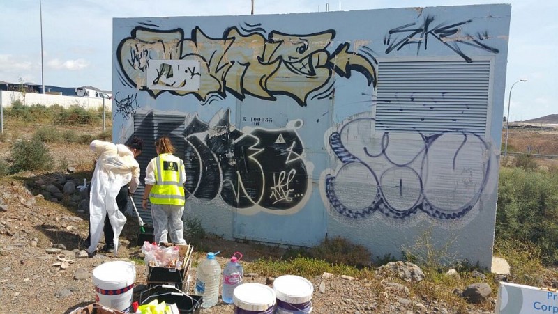 El Cabildo retira 70 contenedores de escombros de la GC-1