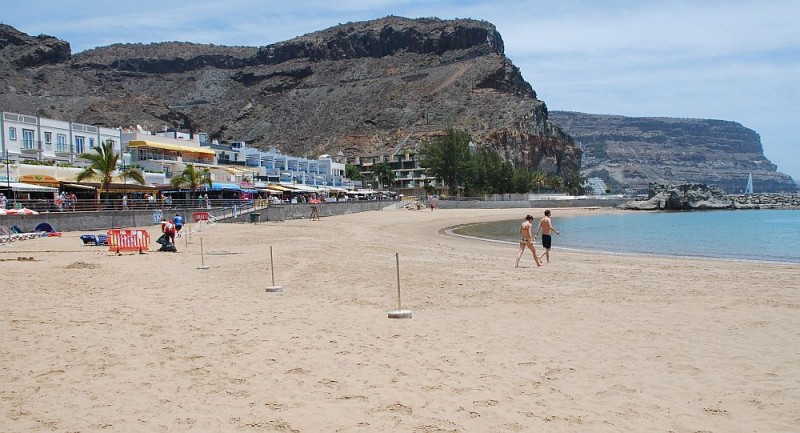 Sanidad levanta la prohibici�n del ba�o en Playa de Mog�n