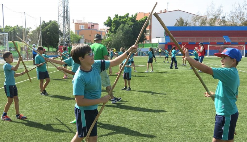 En Santa Luc�a m�s de 300 escolares juegan al salto del pastor y el  garrote 