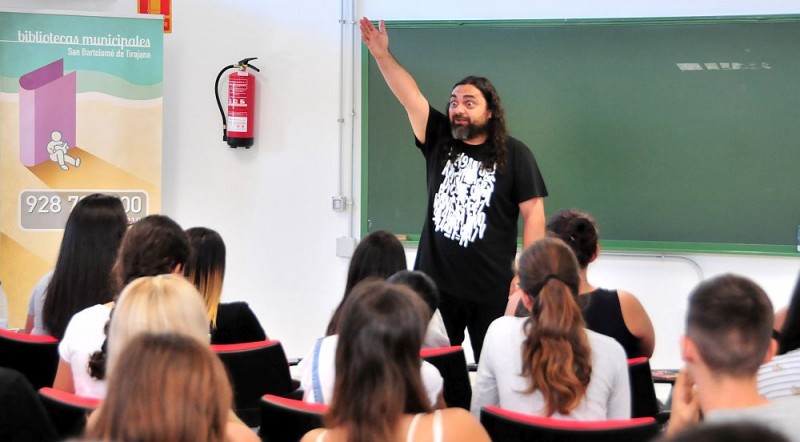 El IES Amurga  disfruta con los cuentos orales de Pep Bruno