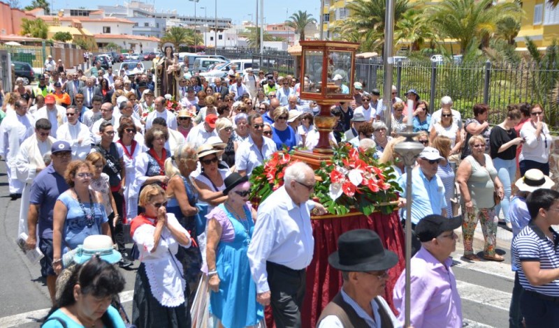 Cientos de personas festejan en  Maspalomas San Fernando y el D�a de Canarias 