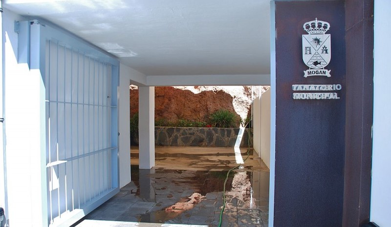 Instalan un toldo en el tanatorio municipal de Playa de Mog�n