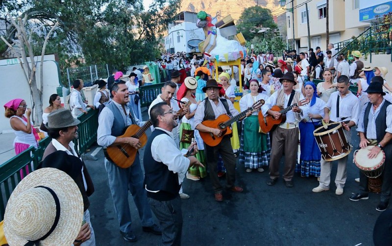 La Romer�a Ofrenda a San Antonio El Chico se llena de tipismo y tradici�n