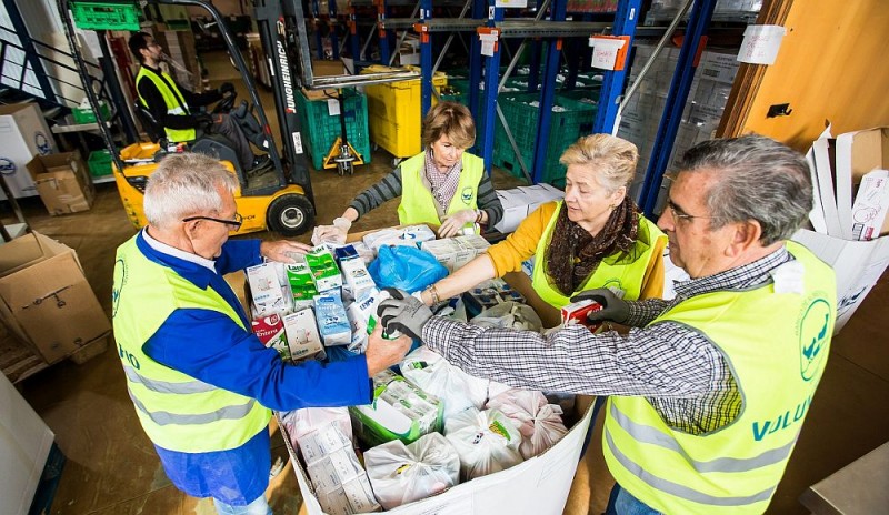 CaixaBank Las Palmas se moviliza para facilitar el consumo de leche a familias desfavorecidas 