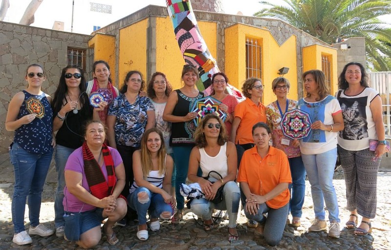 Un �Yarn Bombing� en los �rboles de La Era anuncia el D�a de Tejer el P�blico