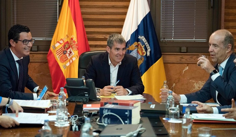 Canarias lucha contra los incendios con 1.700 efectivos, 9 helic�pteros y 227 veh�culos 