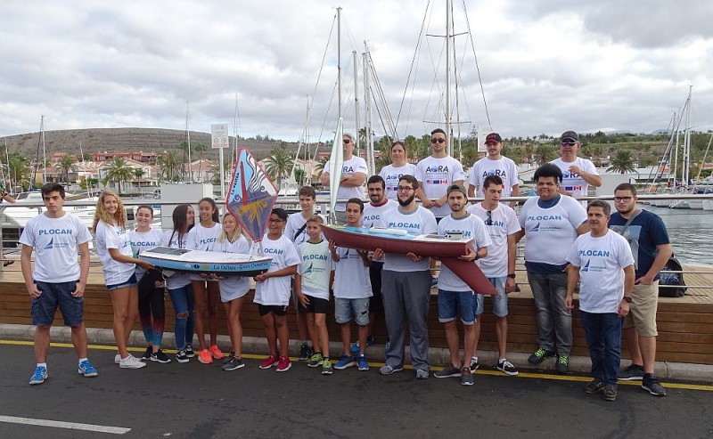 Alumnos del IES Amurga lanzan el bote educativo Canarias IV para que cruce el Atl�ntico