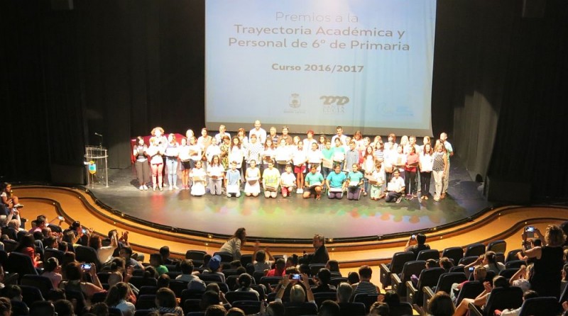 Santa Luc�a premia a 34 alumnos de 6� de Primaria por su trayectoria acad�mica