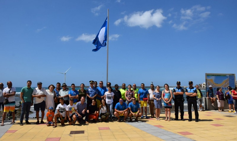 Ag�imes iza la primera bandera azul en la playa de Arinaga