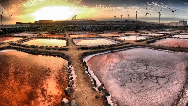 Salinas del XVIII, tumbas del XII y nidos de ametralladoras del XX en Tenef�