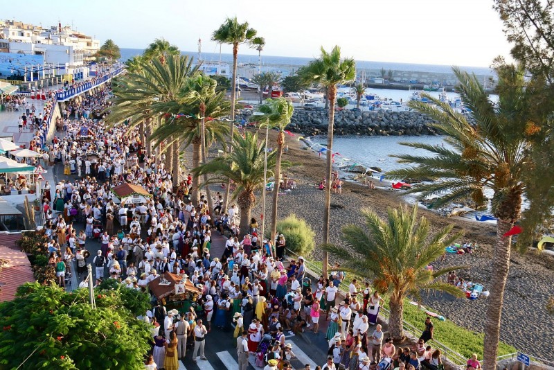 Casi 8.000 personas animan la romer�a ofrenda a la Virgen del Carmen de Arguinegu�n 