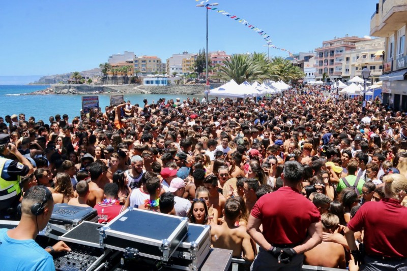 Mog�n pone freno �al desmadre� en la fiesta del agua de Arguinegu�n 