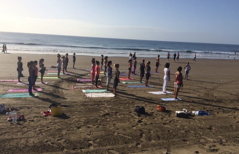 Las playas de San Bartolom� de Tirajana acogen clases de yoga y taich� en verano