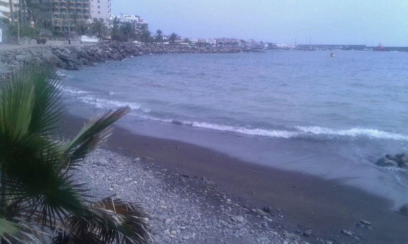 Mog�n cierra una peque�a playa junto al hotel Sunwing por un vertido de gas�leo