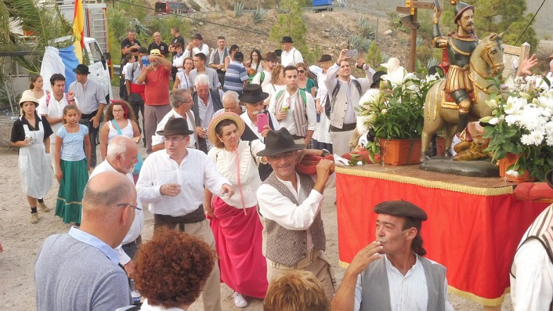 La imagen de Santiago el Chico recibe el acompa�amiento de cientos de fieles 