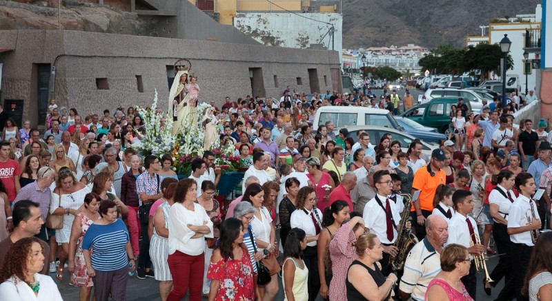 Cerca de 1.000 personas festejan el D�a del Carmen en Playa de Mog�n