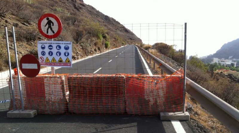 El Cabildo inicia la obra de reparaci�n de la carretera de Taurito a Mog�n 