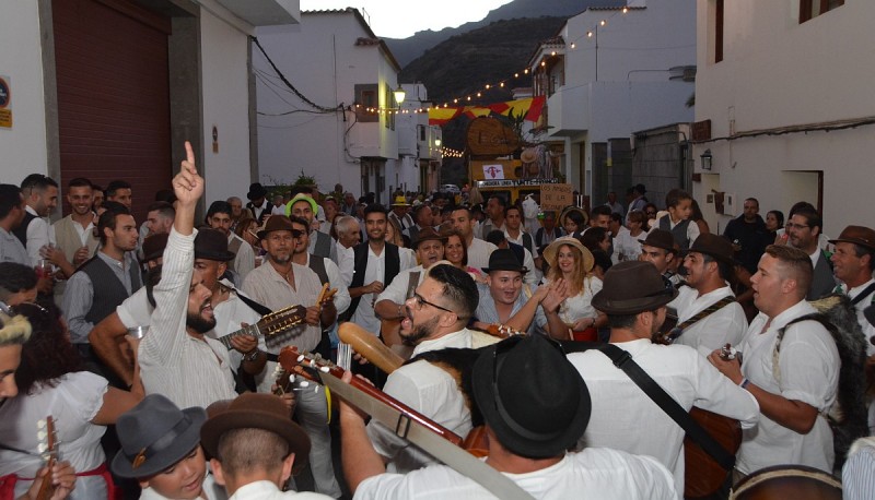 Cientos de romeros llenan las calles de Tunte en la romer�a a Santiago Apostol 