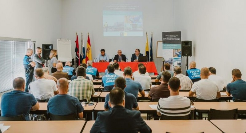 Una veintena de polic�as locales se forman en inspecci�n del transporte por carretera 