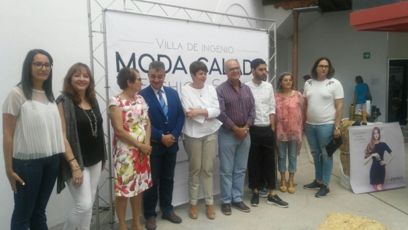 Vestidos de novia y primera comuni�n,  embellecen la Pasarela de Moda Calada