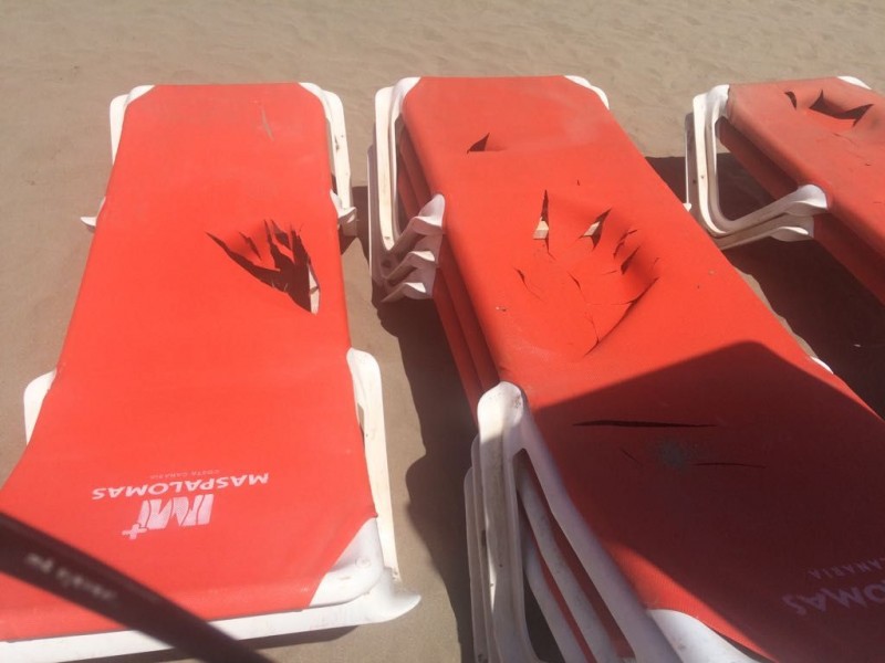 Destrozo de hamacas en Playa del Ingl�s en un acto vand�lico  