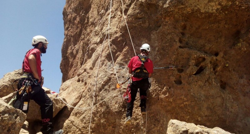 El Cabildo finaliza los trabajos de limpieza de las pintadas del Roque Nublo y Roque El Fraile