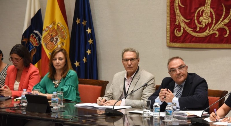  Baltar y Barreto defienden ante el Parlamento que se ha informado transparentemente sobre las microalgas