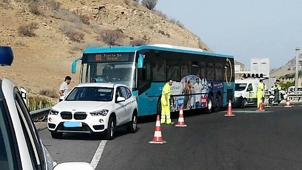 Un muerto y 8 heridos en un accidente de una guagua de Global y dos veh�culos 