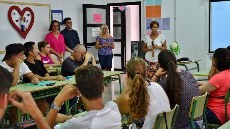 Onalia Bueno  inaugura el primer curso del aula de idiomas