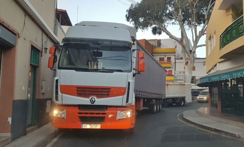 Mog�n pide al Cabildo soluciones para evitar el tr�fico de veh�culos pesados por el casco del pueblo