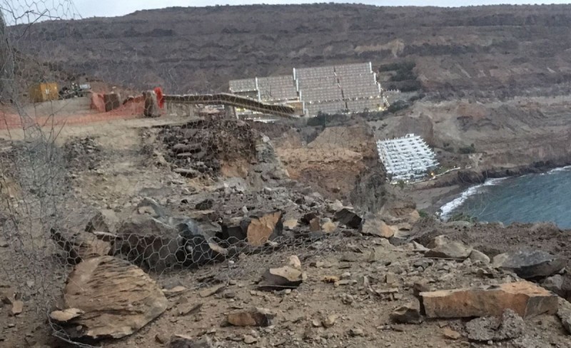 Un nuevo desprendimiento afecta la obra reparaci�n de la carretera de Taurito a Mog�n 