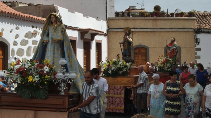 Tunte rinde culto a la Virgen del Rosario, depositaria de los deseos cristianos 