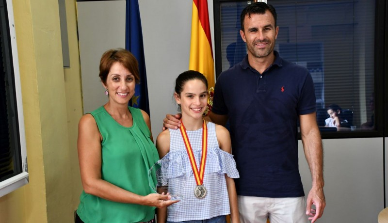 Mog�n reconoce el m�rito deportivo de la gimnasta Luc�a Villalobos