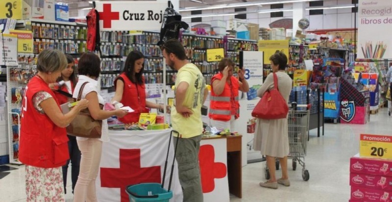 Carrefour entrega a Cruz Roja material escolar por valor de 14.724 euros favor de la infancia 