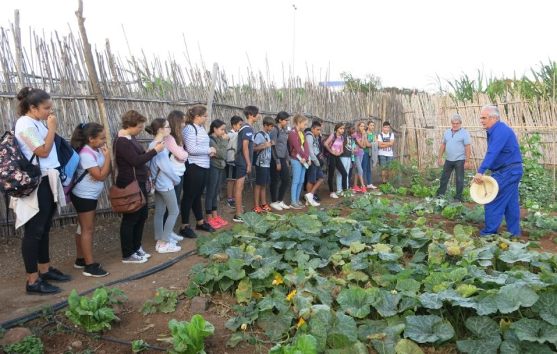 J�venes de Santa Luc�a conocen el funcionamiento de los huertos ecol�gicos