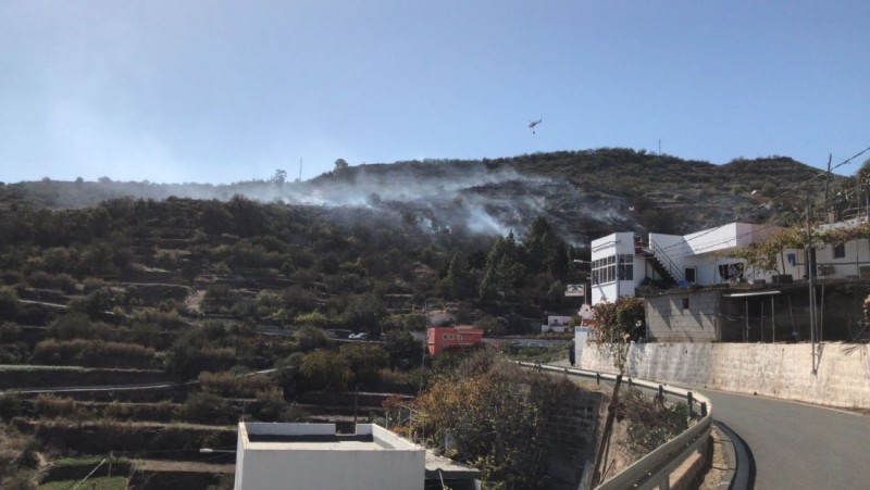 Medios a�reos y terrestres controlan el fuego declarado en Cazadores