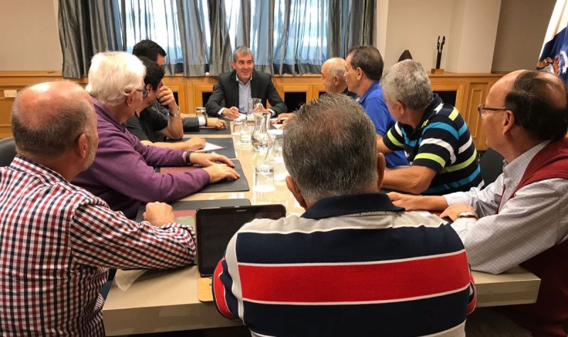 Clavijo se compromete con Roque Aldeano a declarar de urgencia el tramo El Risco-Agaete 