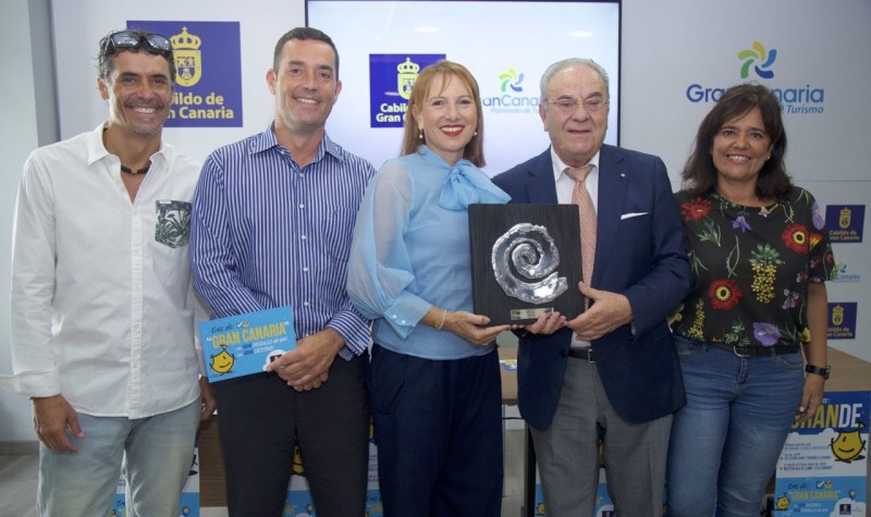 El Cabildo homenajea a Juan Gonz�lez Pe�ate por defender el uso correcto del nombre de la Isla